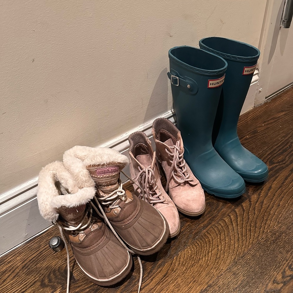 Bundle of Girls Winter Boots- Near Perfect Condition Size Girls 1 (Big Girls)